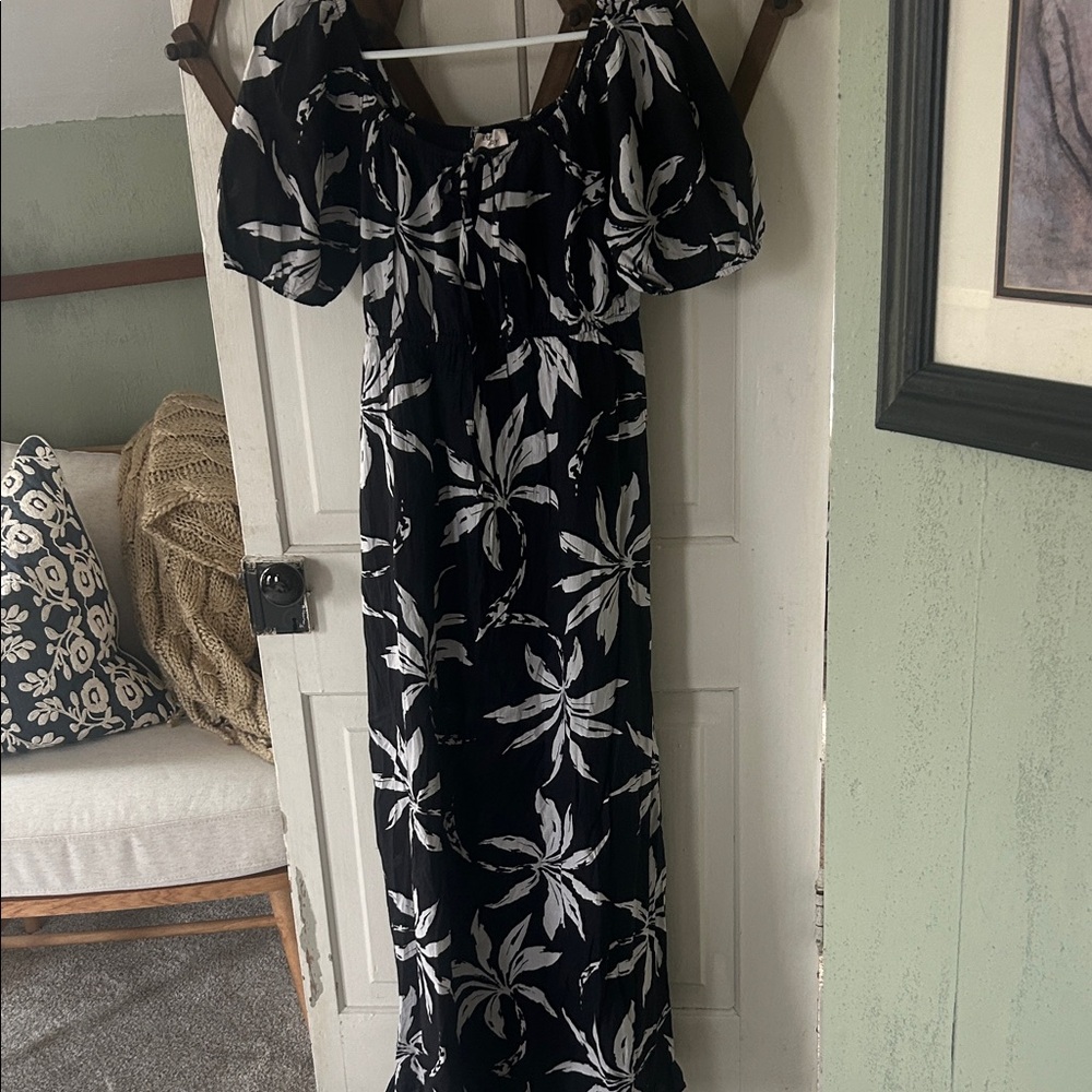 Dizzy lizzy. Elegant Black and White Floral Dress. Lined cotton. Maxi